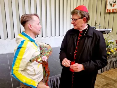 Der Erzbischof von Köln Rainer Maria Kardinal Woelki (rechts im Foto), und der Münsteraner Künstler Schauspieler u. Aktivist gegen Kindesmissbrauch Ma Papst Leo XIV.-Privataudienz 2026 mit kirchlichem Missbrauchsopfer Künstler Aktivist Mark Bellinghaus-Raubal?