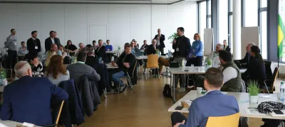 Die Expertinnen und Experten im Austausch mit Teilnehmenden. Regionalkonferenz: Wissen senkt Fuhrparkkosten