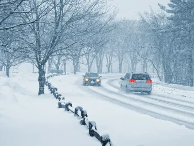 Ist die Fahrbahn vereist oder schneebedeckt, ist besondere Vorsicht geboten. Unfallfrei durch den Winterverkehr - Verbraucherinformation der ERGO Versicherung
