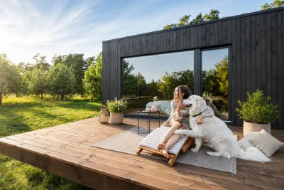 Ferienhäuser stehen bei Reisenden mit Hund hoch im Kurs. Fewobird übernimmt Reiseportal Urlaub-mit-Hund.de