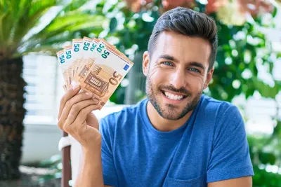 Das Finanzamt verdient am Urlaubsgeld mit Wie viel kommt vom Urlaubsgeld bei Angestellten an?