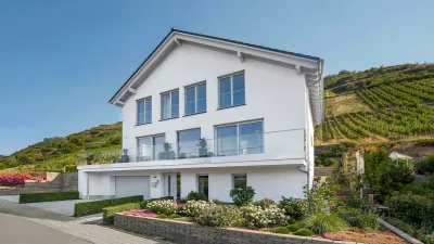 Fingerhut Haus „Belvido“ in Hanglage mit Rheinblick Wohnen mit Rheinblick: Fingerhut Haus macht Hanglage zum Gestaltungsvorteil