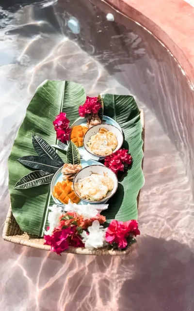 Floating Breakfast im Pool im Hotel Sansibar: Hotel Green Ocean Zanzibar