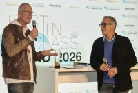 (Foto electricar) Preisträger Hajo Schörle und Christian Clerici, Moderator und Mobilitätsexperte Nagolder Autor u. Verleger Hajo Schörle erhält "Best in Class Award 2026" Vorreiter Mobilitäswende Innovation