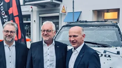 Fred Stoof, der Regierende Bürgermeister von Berlin, Kai Wegner und die rollende Festung "TROJAN"