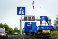 Freestyle-Motocrosser Luc Ackermann vollführt einen Tsunami Backflip über die neun Meter hohe Höhenkontrolle auf der Autobahn. ELA Container und Red Bull realisieren spektakulären Sprung mit FMX-Weltmeister Luc Ackermann