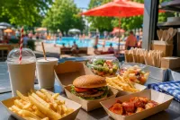 Freibadsaison 2026: Beliebte Snacks und die passenden To-go-Verpackungen für eine erfolgreiche Badgastronomie