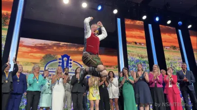 Freudensprung bei Dr. Nikolai A. Behr nach der Auszeichnung mit dem CSP Award in Austin, Texas. Wirtschaftspersonalie: Dr. Nikolai A. Behr erhält internationale CSP-Auszeichnung