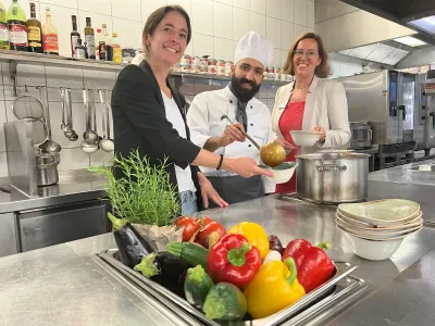 Sie freuen sich über den neuen Bio-Gemüse-Eintopf nach syrischer Art (v.l.): Saskia Lieske (Senior B Koch-Azubi aus dem Mercure Hotel Köln West kreiert mit Little Lunch einen sommerlichen Bio-Gemüse-Eintopf