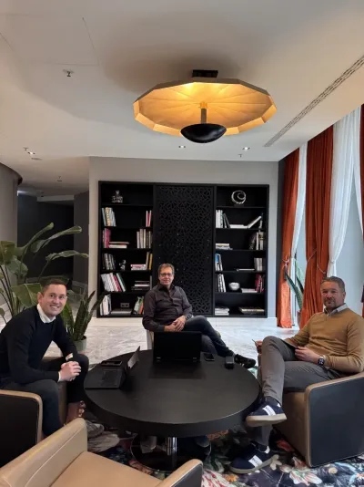 Fritz Röhrenbeck (l.) mit den HYPOFACT-Vorständen Matthias Rother (m.) und Rico Schäfer (r.) HYPOFACT AG stärkt strategische Vertriebsführung