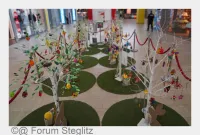 Frühlings-Update von den Kleinsten für die Schloßstraße: Kiez-Kitas verwandeln das Forum Steglitz in eine Maibaum-Galerie