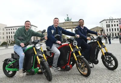 Fußballstar Max Kruse mit Youtuber Aaron Troscke und Tushar Choudhary (CEO Motovolt) (Die Bildrechte liegen bei dem Verfasser der Mitteilung. Millionen-Investment für deutsches eMobility-Unternehmen
