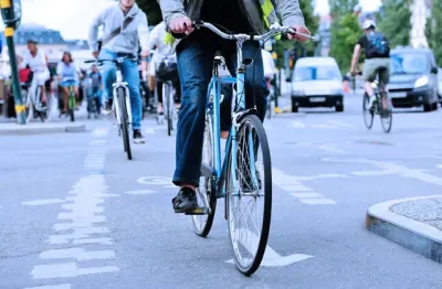 Auch Fußgänger sind im Straßenverkehr einem Unfallrisiko ausgesetzt. Unfallrisiko im Straßenverkehr - Verbraucherinformation der ERGO Versicherung