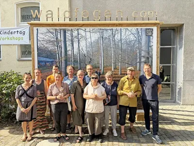 Gemeinsam für die Kunst: das Team vom Kunsthaus KAT18 mit dem neuen Waldfegen-Team. Bild: Wingens Kunsthaus KAT18: Mit der Natur im Einklang