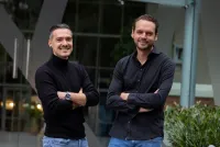 Gemeinsam wollen Jourik Ciesielski (l., C-Jay International) und Robrecht Beliën (ELAN Languages) neue Potenziale erschließen.  ELAN Languages übernimmt das Tech-Unternehmen C-Jay International und baut seine Leistungen aus
