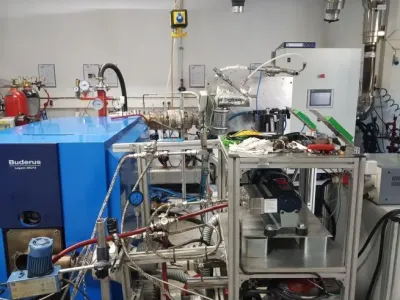 Gesamtansicht des in SmartCHP entwickelten Brennersystems für den Betrieb mit Pyrolyseöl. KWK-System läuft mit biogenem Pyrolyseöl