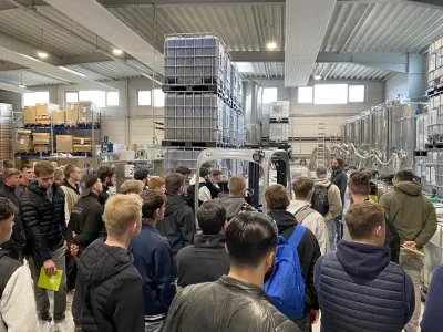 Geschäftsführer Mark Beenen erläutert die Produktion in Meckenheim EMIKO begrüßte mehr als 40 Galabau-Schüler des Berufskolleg Bonn-Duisdorf