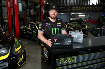 GS Yuasa ist stolzer Partner von Steve "Baggsy" Biagioni. GS Yuasa und Drift-Europameister Baggsy geben gemeinsam Gas