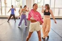 Gym statt Kaffeeküche: 22 % aller Berufstätigen vernetzen sich mit ihren Kollegen beim Sport