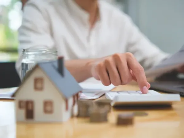 Hammer, Meißel, Happy End: Versicherungs-Tipps für Heimwerker - Verbraucherinformation der ERGO Group