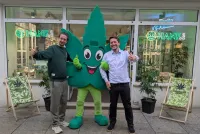 Hanf.com in der Freisinger Altstadt (v.l.) Peter Schaller, "Hanfi" und Geschäftsführer Alex Cerveny. Cannabis in der Freisinger Mitte angekommen