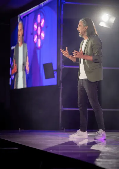 Hannes Hofmann beim 8. Internationalen Speaker Slam Erfolg ist, was dich erfüllt: der Mut zu Authentizität