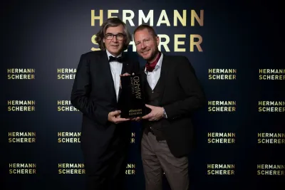 Heilpraktiker für Psychotherapie Sven Schabbach erhält den Award zum 17. International Speaker Slam Ketten sprengen in vier Minuten