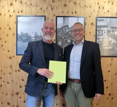 Hendrik Sebastian Basse und Karsten Klepper mit der neuen Printausgabe des LIFESTYLE Magazin Emotionale Markenschärfung für das Familienunternehmen BasseDruck