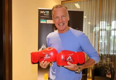 NDR Mecklenburg-Vorpommern versteigert von Henry Maske signierte Boxhandschuhe für den guten Zweck