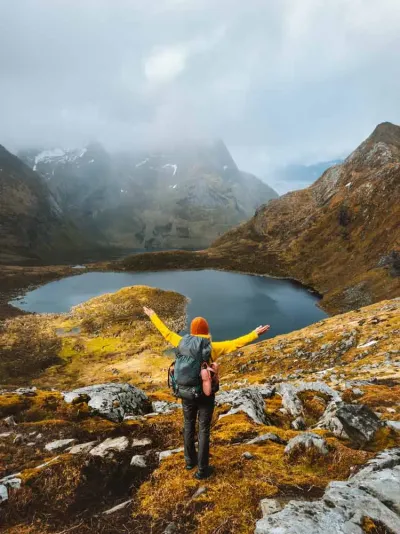 Herbst-Hiking: Mit leichter Wärmewäsche perfekt gekleidet. Foto: Medima Schönste Trend-Sportart der Alpen: Hiking