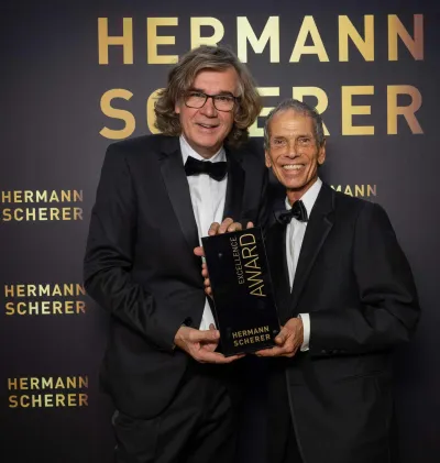 Hermann Scherer (l.) übergibt Excellence Award an Michael Tschugg Positionierung in vier Minuten
