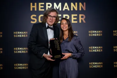 Hermann Scherer (l.) überreicht den “Excellence Award“ an Gesundheitsexpertin Vanessa Buth (r.) Mit der "goldenen Pille" erfolgreich beim 20. INTERNATIONALEN SPEAKER SLAM