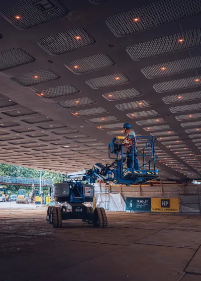 HKL überzeugt bei der Großbaustelle und bedient die wechselnden Anforderungen aus einer Hand. Im Einsatz für Hamburgs neue Sternbrücke