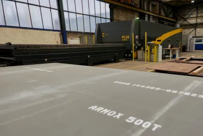 Höchste Präzision bietet die neue Fiber-Laser mit einer Leistung von 30 kW. Abraservice Deutschland GmbH - Zertifiziert nach DIN 2303 - Q2, Q3