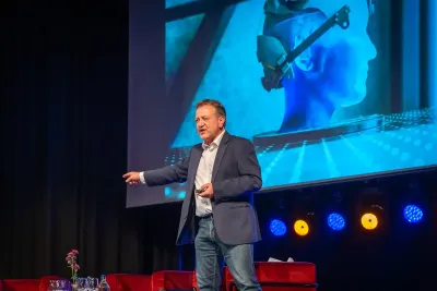 Holger Hagenlocher bei einer Keynote zur Transformation der Kommunikationsbranche im Juli 2025 Innovation und Transformation ohne Beliebigkeit