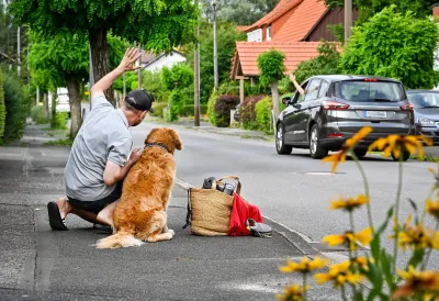 Hund & Haus des Nachbarn hüten: Geht was schief, helfen die meisten Privathaftpflicht-Versicherer. Auf gute Nachbarschaft: Privathaftpflicht-Versicherung unterstützt Gefälligkeitshandlungen
