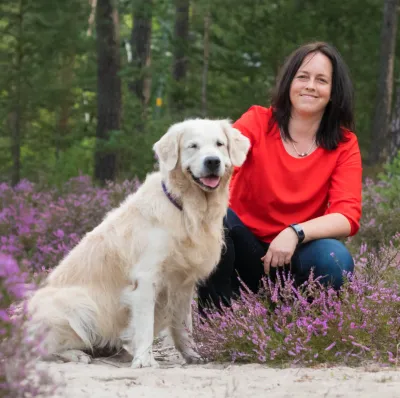 Hundeexpertin Jessica Gömmel erklärt, wie Welpenerziehung richtig geht. (Bildquelle: @ Jessica Gömmel) Typische Fehler in der Welpenerziehung