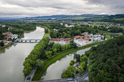 Idyllisch auf einer Insel befinden sich in Piestany / Slowakei mehrere Ensana Health Spa Hotels. Piestany - der größte Kurort in der Slowakei: Ensana Health Spa Hotels glänzen mit fünf Häusern