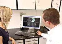 Können Implantate vom Körper abgestoßen werden, und welches Material ist besonders verträglich?