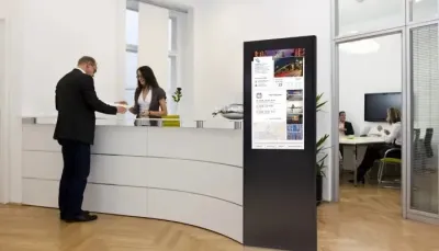So gewinnen Sie mit einer Infostele neue Kunden und informieren Gäste
