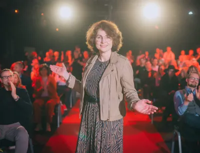 Ingrida Platten-Sünner nach dem Bühnenauftritt beim Speaker Slam. Fotograf: Justin Bockey Gesichtsleserin aus dem Rheinland-Pfalz auf dem Speaker Slam in Mastershausen
