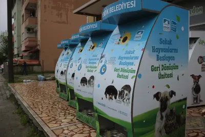 In Istanbul geben innovative Anlagen bei der Rückgabe von PET-Flaschen Futter für Straßenhunde. Mit Plastikflaschen auf Tour