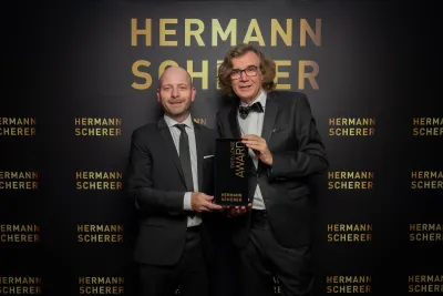 Jens Kramny (links) bekommt von Hermann Scherer den begehrten "Excellence Award" überreicht Jens Kramny inspiriert mit Zuversicht beim Speaker Slam