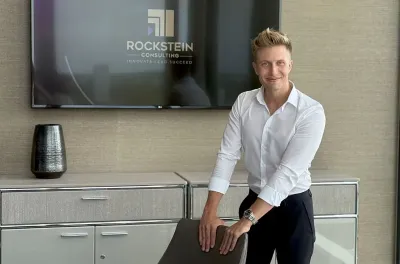 Julian Rockstein, Gründer und Geschäftsführer der Rockstein Consulting, hat sich auf KI-Anwendungen Rockstein Consulting: KI-System qualifiziert Leads binnen Sekunden und erhöht Abschlusswahrscheinlichkeit