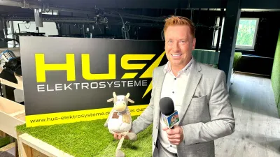 Kay Zimmer, Projektleiter von "Trude Kuh", hoch im Studiohimmel, realisiert von HUS Elektrosysteme HUS Elektrosysteme vernetzt TV-Studio der "Trude Kuh" Vereinsförderung Saterland