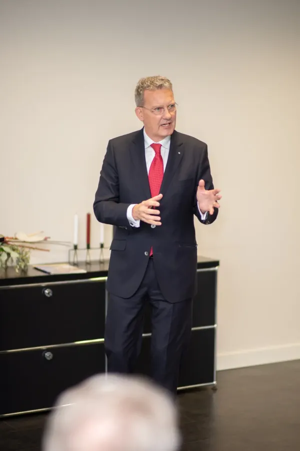 KI verändert Märkte. Strategie schafft Wachstum.