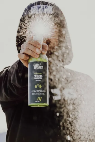 Die kompakte Flasche, hergestellt aus 100 % recyceltem Kunststoff, liegt ergonomisch in der Hand Tunap Sports Fahrradreiniger jetzt in der Recyclingflasche