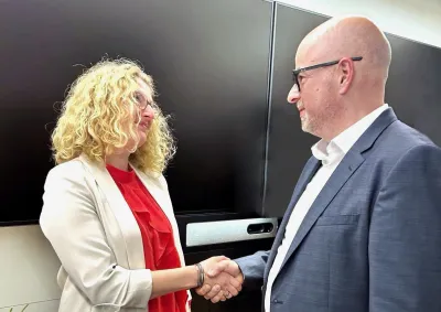 Kooperationsstart: Stefanie Seeger, HeldenStärker e. V., und Dr. Andreas Rauschenbach, InfectoPharm InfectoPharm unterstützt die Bergsträßer Initiative HeldenStärker e. V.