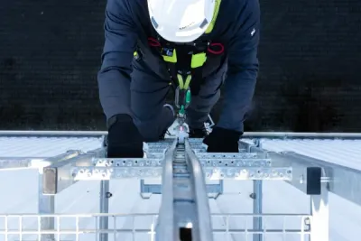 Mit KRAUSE aufs Dach - Sichere Steigsysteme und Absturzschutz ohne Kompromisse