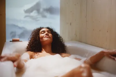 Wer länger als 15 Min. badet, entspannt genussvoller und nutzt Wasser nachhaltiger als beim Duschen. Genuss ohne Reue: Bewusst baden
